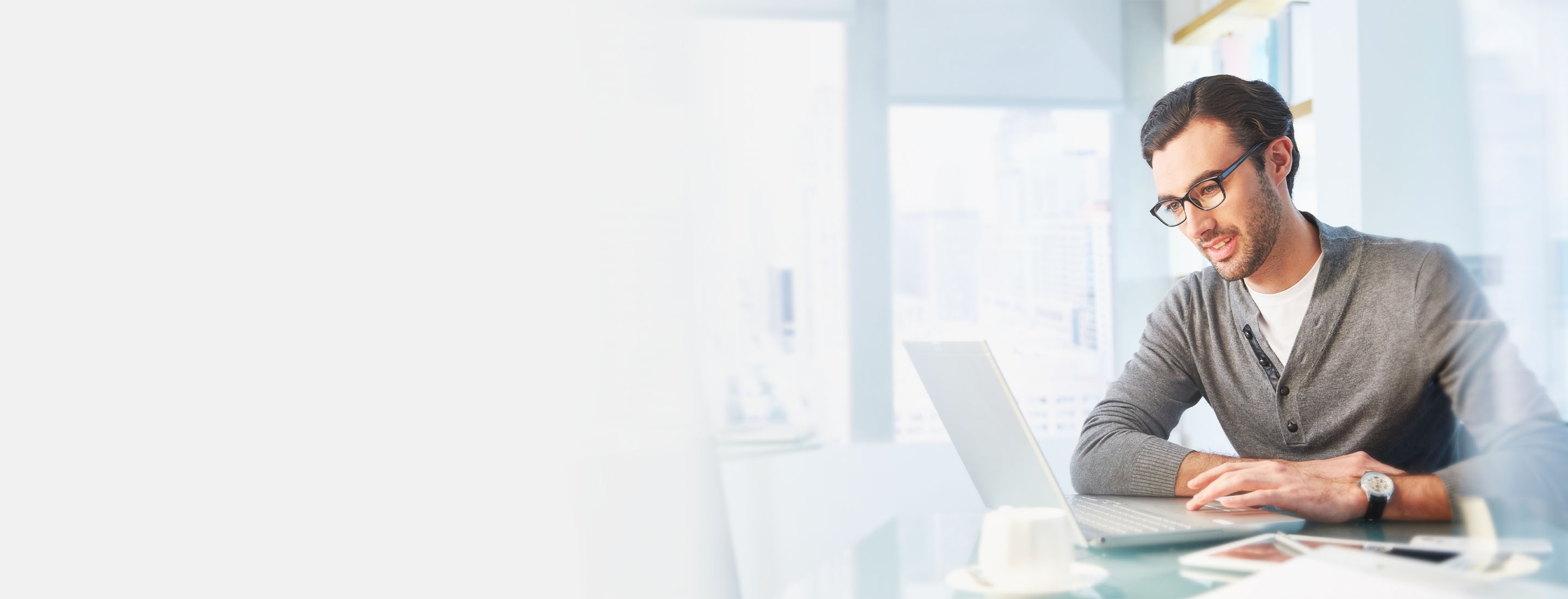 2880x1100 left gray gradient of a man working using laptop in office