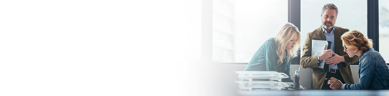 2880x710 leeft white gradient flipped horizontal of business people discussing about project.