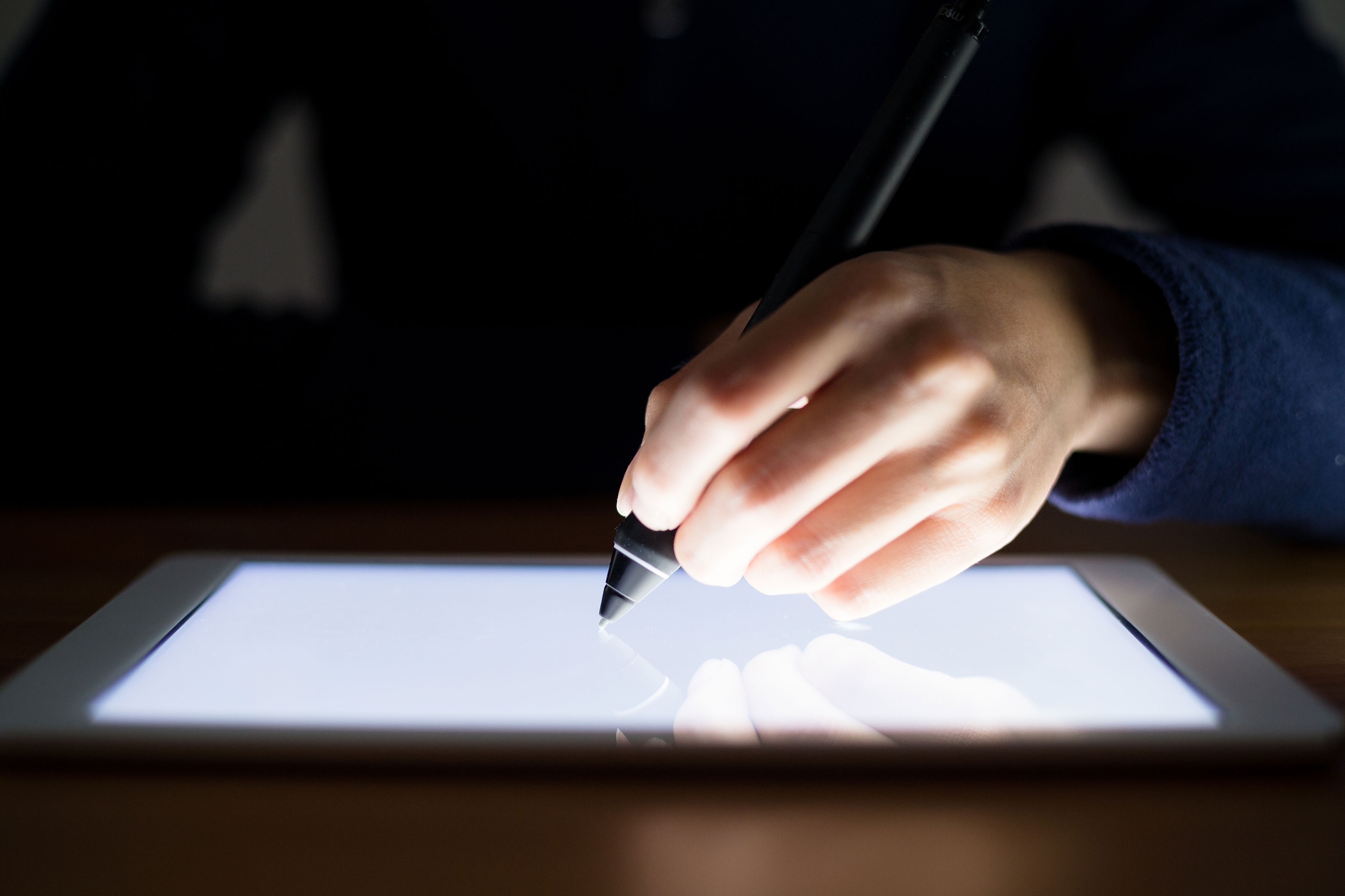 woman-hand-pen-design-tablet-pc