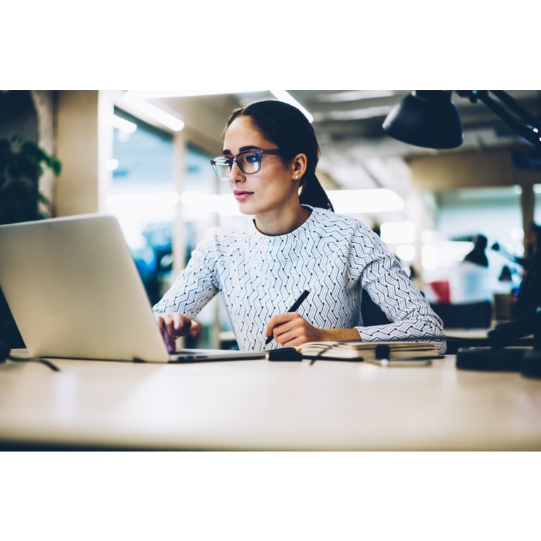 businesswoman-browsing-laptop