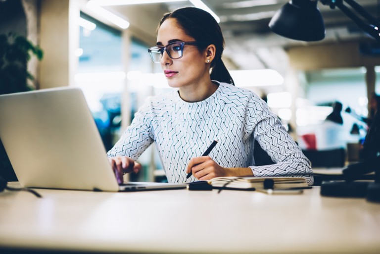 businesswoman-browsing-laptop