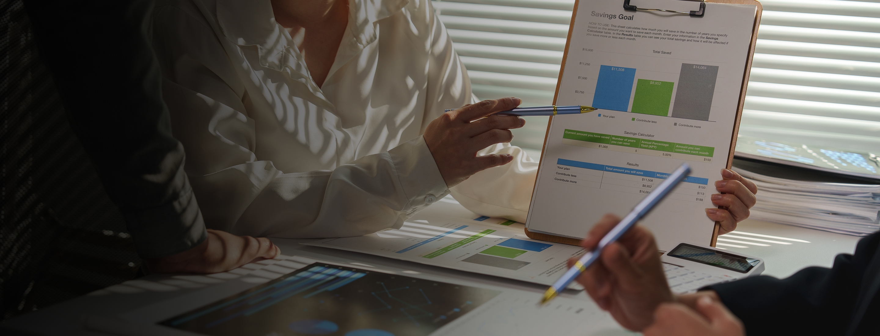 Pessoa calculando impostos