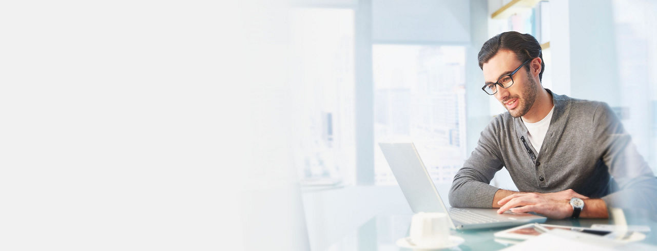 2880x1100 left gray gradient of a man working using laptop in office