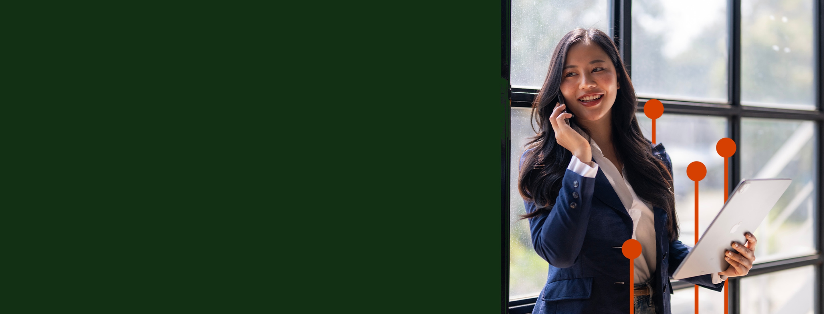 グローバルな貿易および国際取引管理を象徴する、コンテナを輸送する貨物船