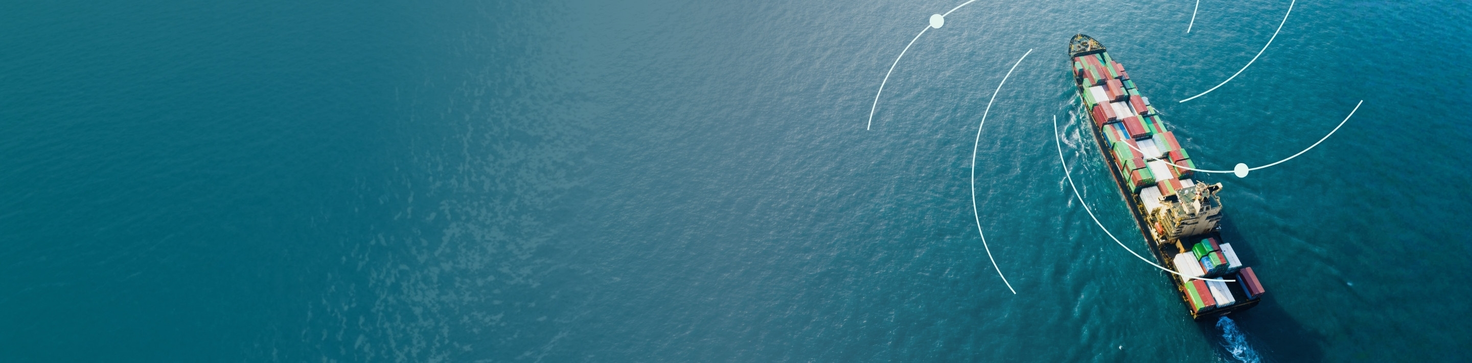 グローバルな貿易および国際取引管理を象徴する、コンテナを輸送する貨物船