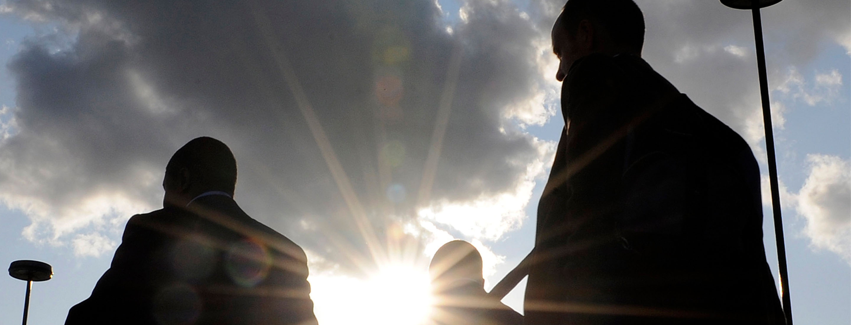 2880x1100 of city workers cross London Bridge during the evening rush-hour in the City of London October 8, 2008. The government pumped 50 billion pounds of taxpayers' money into its banks on Wednesday, seeking to revive Europe's top financial centre and help allay an economic storm threatening industry and jobs around the world.